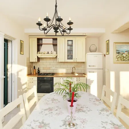 Delightful Split 2 Bedrooms Petite Private Pool And Sauna Makarská