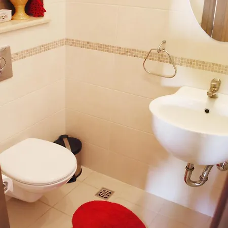 Delightful Split 2 Bedrooms Petite Private Pool And Sauna Vila Makarská