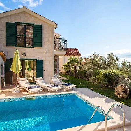 Delightful Split 2 Bedrooms Petite Private Pool And Sauna Vila
