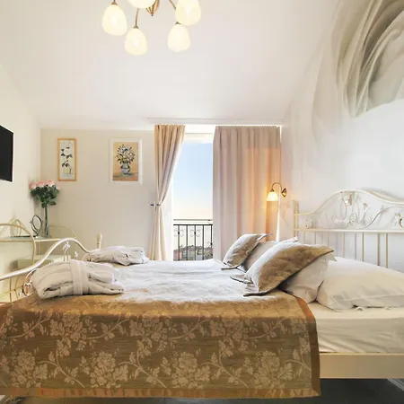 Delightful Split 2 Bedrooms Petite Private Pool And Sauna Vila Makarská