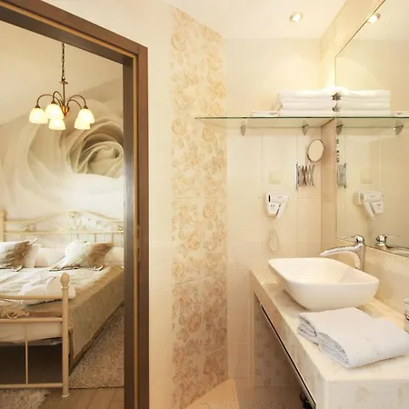 Delightful Split 2 Bedrooms Petite Private Pool And Sauna Makarská