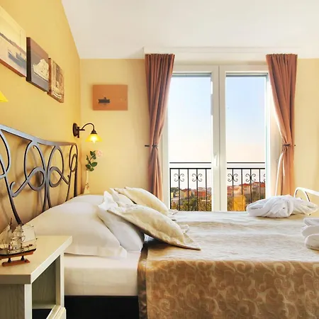Delightful Split 2 Bedrooms Petite Private Pool And Sauna Vila Makarská