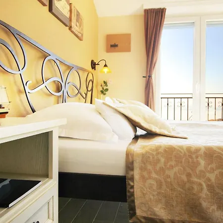Delightful Split 2 Bedrooms Petite Private Pool And Sauna Makarská