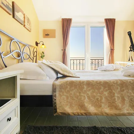 Delightful Split 2 Bedrooms Petite Private Pool And Sauna