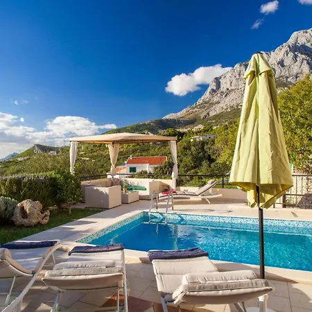 Delightful Split 2 Bedrooms Petite Private Pool And Sauna